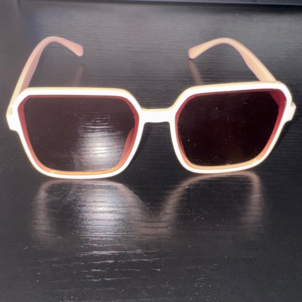 Stylish Square Sunglasses with Pink Frame